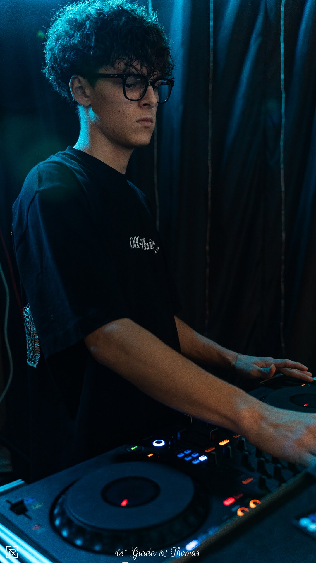 DJ Manto in consolle, luci blu
