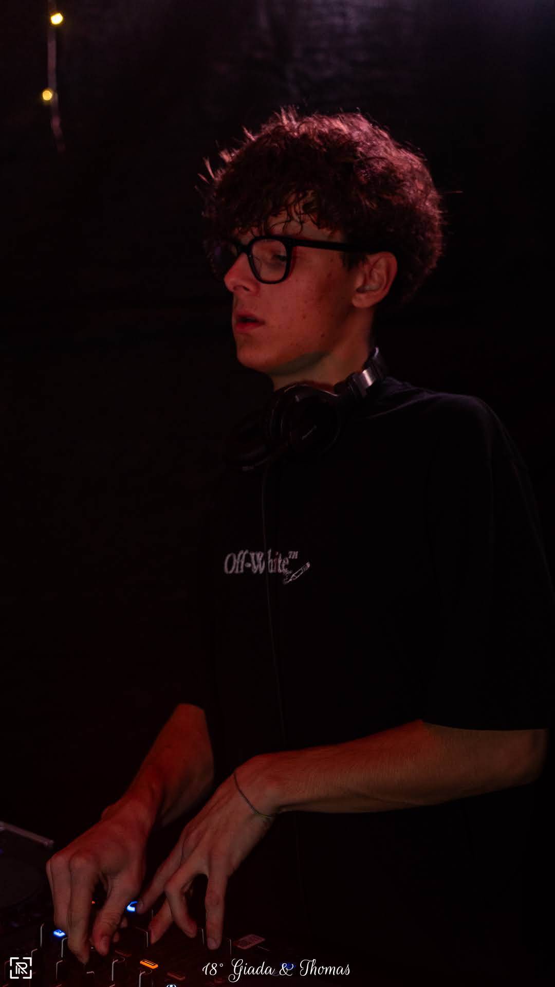 DJ Manto con le cuffie al collo
