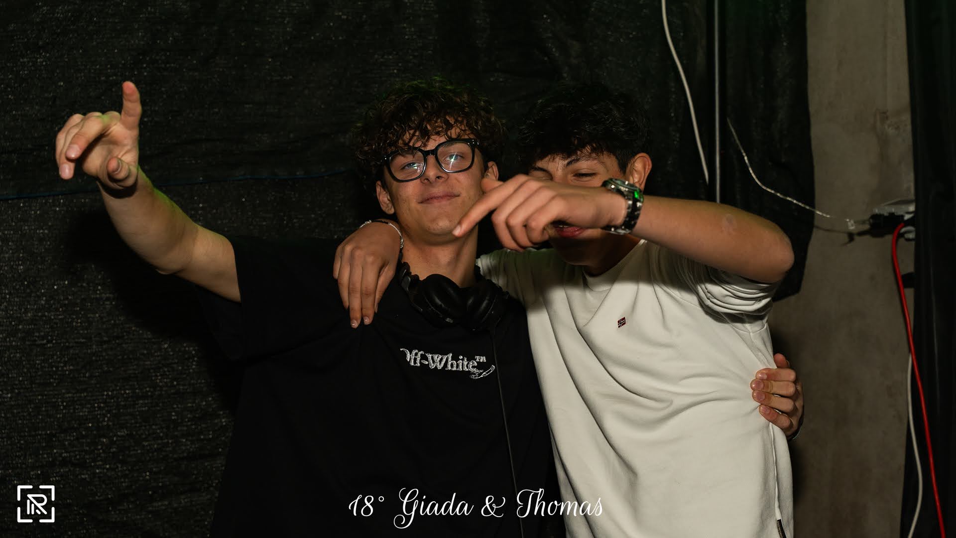 Festa privata, amici in consolle