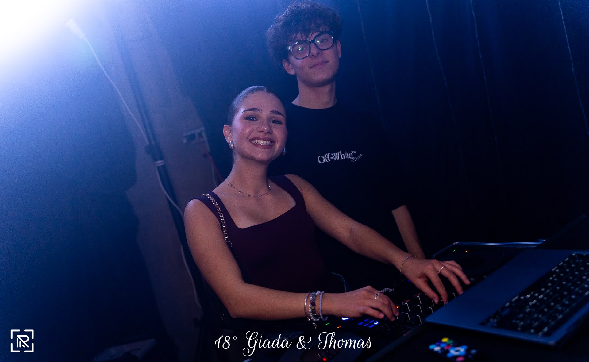 DJ Manto in consolle con la festeggiata
